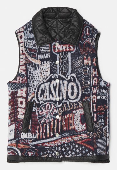 Kamizelka pikowana z wielokolorowym, graficznym wzorem dzianiny, z różnymi motywami znaków oraz gładkim czarnym kołnierzem i kieszeniami.