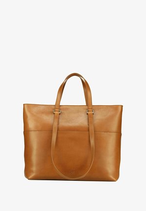 Sac fourre-tout en cuir tan avec deux poignées, une texture lisse, une poche frontale et un branding discret près de la base. Forme rectangulaire.