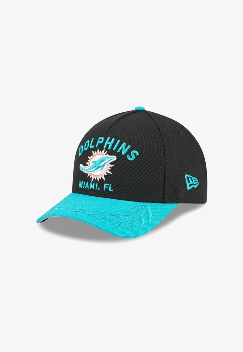 Casquette de baseball noire avec une visière turquoise, arborant "DOLPHINS" et "MIAMI, FL" brodés en turquoise, avec un logo de dauphin.