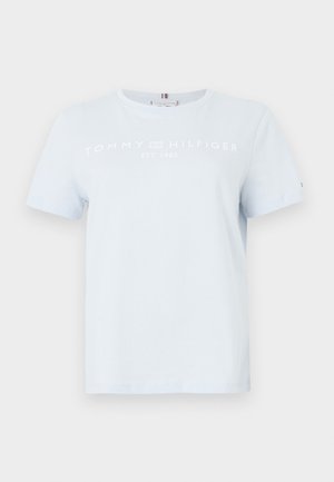 Lys blå Tommy Hilfiger t-skjorte med korte ermer, rund hals og hvit logo tekst "Tommy Hilfiger EST. 1985" på brystet.