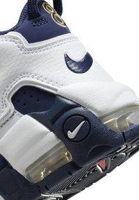 Nike Sportswear AIR MORE UPTEMPO KI BP - Sneakers - white midnight navy mtlc gold univ red