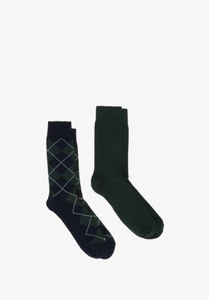 Zwei Paar Socken: ein Paar marineblau mit einem grünen Rautenmuster und das andere einfarbig dunkelgrün. Beide haben eine glatte Textur und ein traditionelles Design.