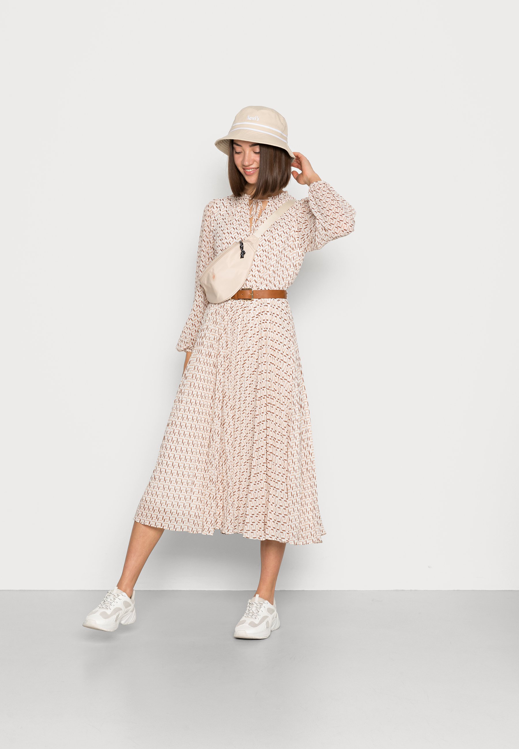 Forever New CARMEN PLEATED MIDI DRESS 