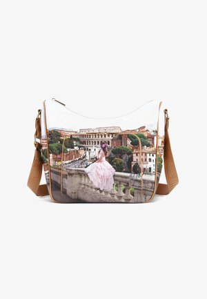 Borsa bianca e marrone con una stampa scenica di una donna in un abito rosa contro uno sfondo di architettura romana. Include una tracolla regolabile.