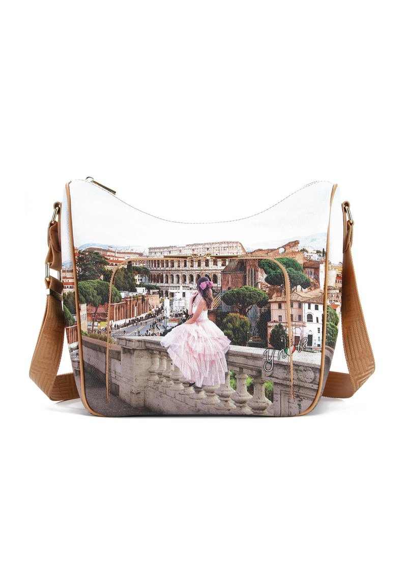 Borsa bianca e marrone con una stampa scenica di una donna in un abito rosa contro uno sfondo di architettura romana. Include una tracolla regolabile.