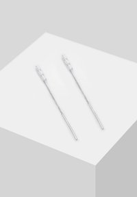 Silberne Fädelohrringe mit einem schlanken, länglichen Design und einer strukturierten Kette, die an den Enden gerade Stäbe für zusätzlichen Detailreichtum aufweisen.