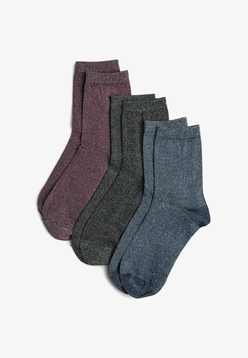 Juego de tres pares de calcetines de caña corta en burdeos, gris oscuro y azul marino. Fabricados con un material suave y texturizado, con un puño acanalado.