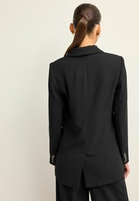 Next TAILORED CREPE SINGLE BREASTED BLAZER PETITE. PETITE - - Korte frakker - black
