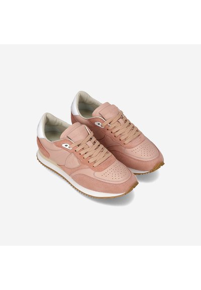 Baskets en daim rose avec accents en cuir blanc, détails perforés et lacets beiges sur une semelle texturée. Silhouette classique au design rétro.