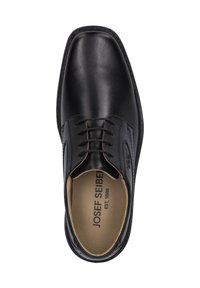 Musta nahkakengät, joissa on sileä pinta, terävä kuu, nauhakuormitus ja huomaamattomat sivuompelut. Sisäosa on vaalean beige.