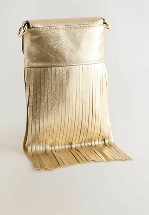 Borsa in pelle dorata con finitura testurizzata, caratterizzata da un design frangiato nella parte inferiore e una chiusura superiore, insieme a dettagli in metallo.