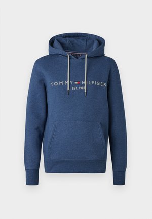 Navy modrá mikina s kapucí Tommy Hilfiger s přední kapsou, stahovací kapucí a nápisem "Tommy Hilfiger Est. 1985" přes hruď.