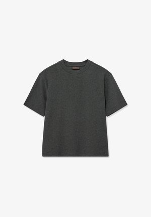 Tamsiai pilkos spalvos medvilnės mišinio trumpomis rankovėmis, apvaliu kaklu, pasižyminti lygiu paviršiumi ir tiesia apačia, su peties siūlėmis.