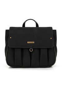 Mochila de tela negra con una solapa, herrajes dorados, un diseño frontal plisado y un asa superior. Presenta una placa de logo en la parte delantera.