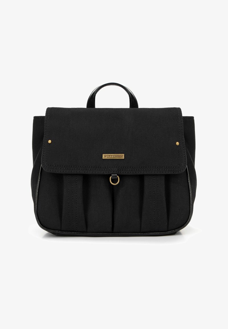 Mochila de tela negra con una solapa, herrajes dorados, un diseño frontal plisado y un asa superior. Presenta una placa de logo en la parte delantera.