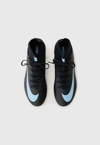 Crne nogometne kopačke s teksturiranom površinom, sa velikim svijetloplavim Nike swoosh-om i crnim pertlama. Visok dizajn za podršku gležnja.