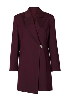 Donker bordeaux gekleurde getailleerde blazer jurk met lange mouwen, een ingeknipte reverskraag en een enkele zilveren knoopsluiting ter hoogte van de taille.