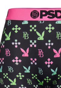 Sous-vêtements en tissu noir ornés de logos de lapin Playboy en vert néon et rose, de formes géométriques et des initiales PB, avec une ceinture rose vif portant le logo PSD.