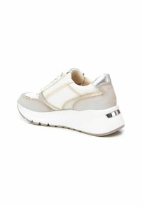 Sneaker platform in bianco e beige, con tomaia in pelle liscia, dettagli in mesh e particolari metallici. Suola spessa in gomma per un'ottima ammortizzazione.