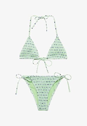 Grön bikiniset med triangulärt topp och bikiniunderdel med sidband. Det strukturerade tyget har ett litet hjärtformat mönster i marinblått och vitt.
