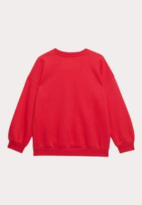 Sudadera roja con cuello redondo, mangas largas y puños acanalados. Textura suave, diseño sencillo y sin patrones o logotipos visibles.