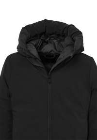 Giacca nera imbottita con chiusura a zip e cappuccio. Caratterizzata da una texture liscia, fodera interna a contrasto e assenza di loghi o motivi visibili.