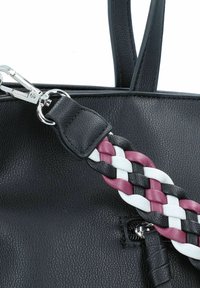 Borsa a tracolla in pelle nera con una tracolla intrecciata in nero, bianco e bordeaux, con hardware in argento e finitura testurizzata.