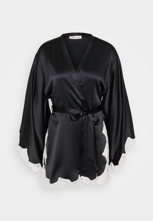 Mustansininen kimono-robo, jossa on pitkät, leveät hihat ja solmittava vyö, sekä valkoinen pitsikoristus helmoissa. Suora tekstuuri ja elegantti muotoilu.