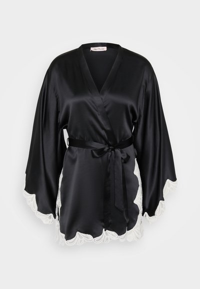 Accappatoio kimono in satin nero con maniche lunghe e ampie e cintura con nodo, impreziosito da un bordo in pizzo bianco lungo l'orlo. Texture liscia e design elegante.