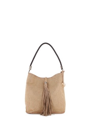 Bolso de ante beige con tachuelas doradas, asa trenzada negra, borla central de ante y un pequeño colgante dorado redondo en el lateral.