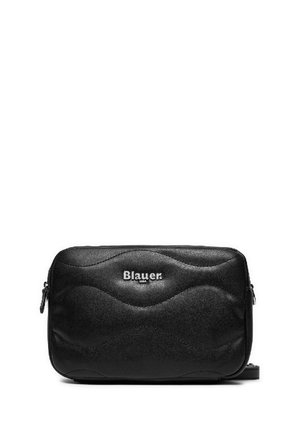 Zwarte nylon tas met textuur en golvend ontwerp, zilverkleurige hardware, dubbele ritssluiting en reliëflogo op de voorkant. Compact rechthoekige vorm.