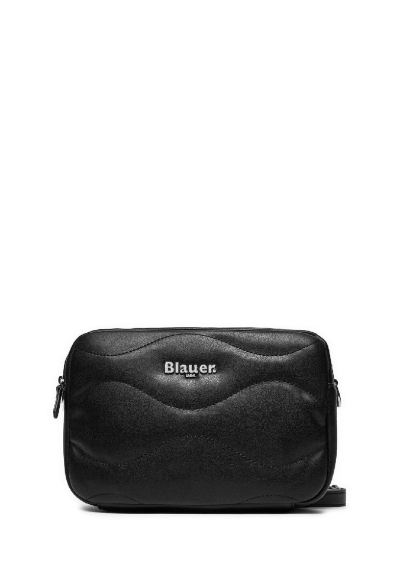 Zwarte nylon tas met textuur en golvend ontwerp, zilverkleurige hardware, dubbele ritssluiting en reliëflogo op de voorkant. Compact rechthoekige vorm.