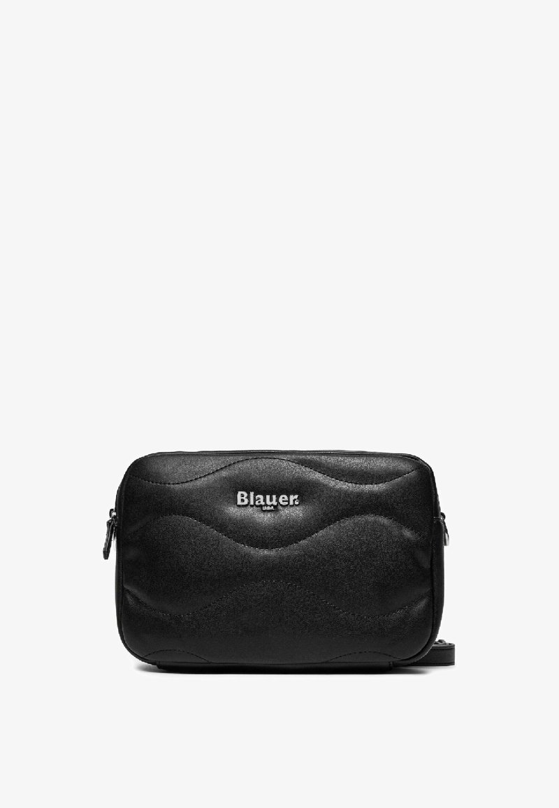 Borsa in nylon nero texturizzato con design ondulato, hardware argentato, doppia chiusura con zip e logo in rilievo sul fronte. Forma rettangolare compatta.