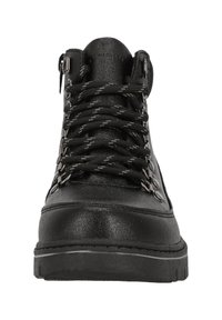 Botas de senderismo de cuero negro con parte superior texturizada, ojales de metal, cordones negros y grises, y una suela gruesa y resistente. Diseño estándar de cordones.
