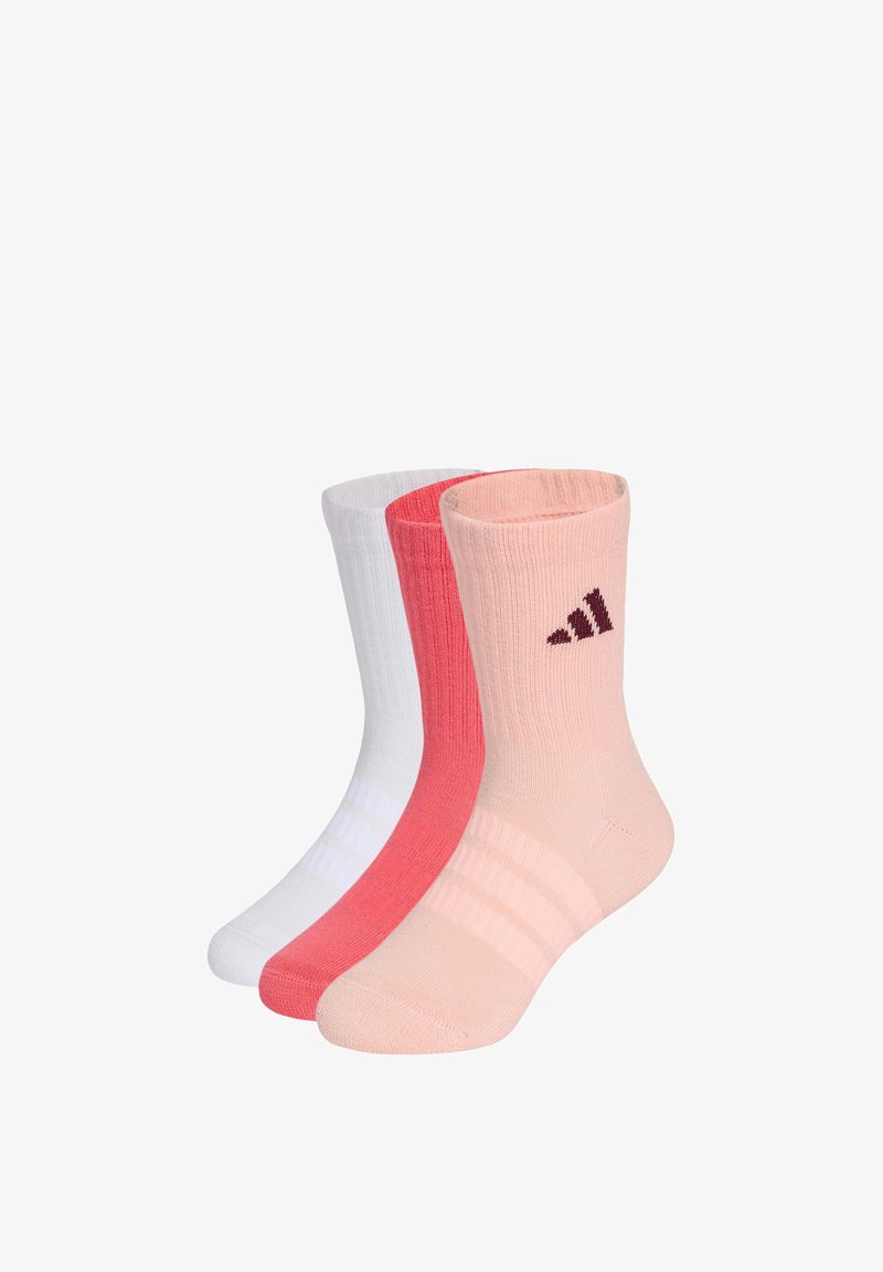 Trois chaussettes courtes côtelées en rose clair, corail et blanc, avec un petit logo sombre sur le dessus de la chaussette rose.