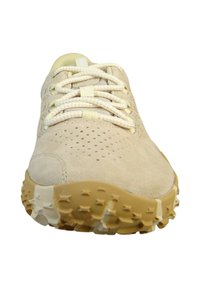 Beige Wildlederschuh mit durchlöchertem Zehenbereich, strukturierten gelben Schnürsenkeln und einer gegossenen Gummisohle mit sternförmigen Profilen.