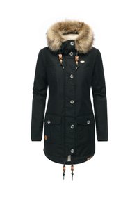 Svart parkasjacka med en huva som är fodrad med fuskpäls, tryckknappar, två framfickor och dragsko i nederkanten, med detaljer i trä och metall.