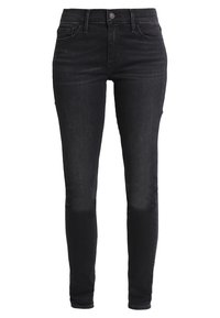 Jeans skinny de mezclilla negra con una textura suave, cintura alta, bolsillos frontales y un cierre clásico de botón. Diseño limpio sin desgastes visibles.