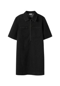 Robe en denim noir avec des manches courtes, un col, une fermeture éclair avant et deux poches poitrine. Texture lisse et design à mi-genoux.
