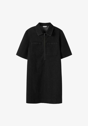 Mustas denimkleit lühikeste varrukate, krae, ees oleva lukuga ja kahe rinna-taskuga. Sile tekstuur ja põlvekõrgune disain.