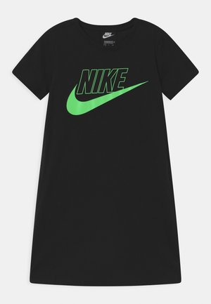 Czarna sukienka t-shirt z okrągłym dekoltem, krótkimi rękawami oraz dużym zielonym logo Nike i znakiem Swoosh nadrukowanym z przodu. Miękka, gładka tkanina.