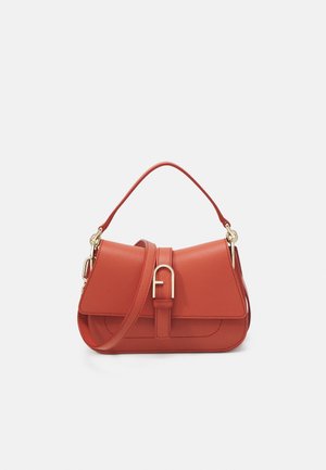 Sac à main en cuir couleur rouille avec poignée supérieure, bandoulière réglable et fermeture à boucle dorée sur le rabat avant.