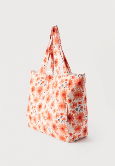 Τσάντα tote με διπλές λαβές, καλυμμένη με πορτοκαλί και κόκκινο ανθικό σχέδιο με μικρά γκρι φύλλα σε λευκό υφασμάτινο φόντο.