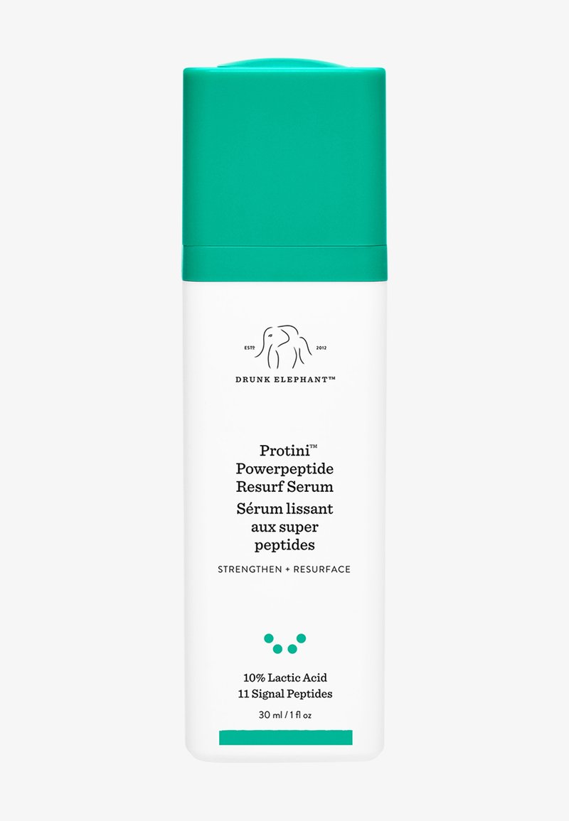 Weiße zylindrische Flasche mit einem türkisfarbenen Deckel, beschriftet mit "Protini Powerpeptide Resurf Serum", mit schwarzem Text und kleinen türkisfarbenen Punkten.