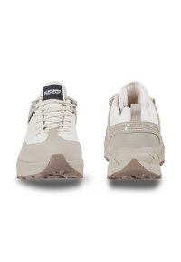 Beige Wanderstiefel mit strukturiertem Obermaterial, verstärkter Zehenpartie, Schnürsenkeln und Gummisohle. Mit einer Ziehlasche an der Ferse und Branding auf der Zunge.