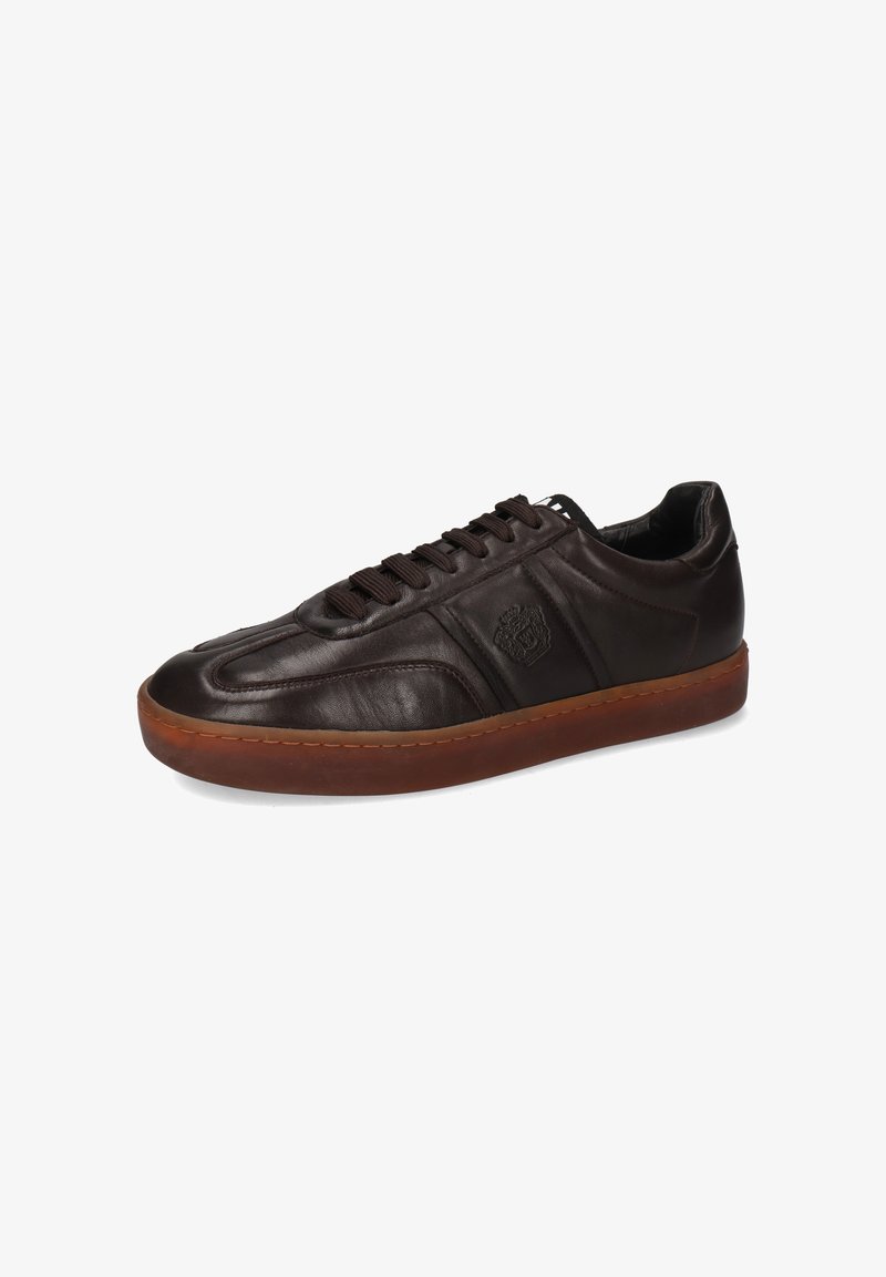 Sneaker in pelle marrone scuro con stemma impresso sul pannello laterale, suola in gomma marrone e lacci marroni.
