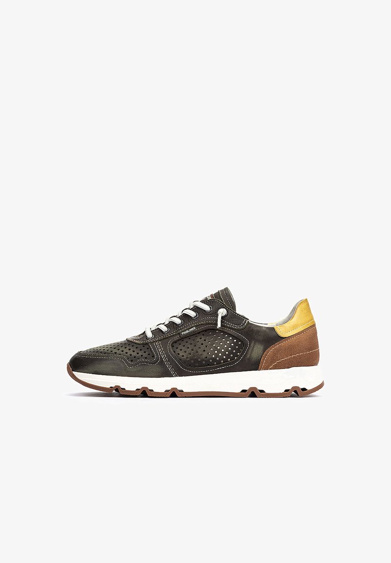 Zapatilla deportiva con parte superior de cuero verde oscuro con perforaciones, cordones grises y detalles en marrón y amarillo. Media suela blanca con suela texturizada.