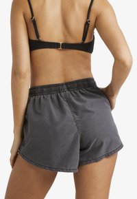 Hallid hallid ujumispüksid kergest materjalist, millel on elastne vöökoht. Omavad siledat tekstuuri ja lõdva istuvust.