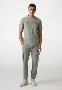 Guess MIT FRONTLOGO - Camiseta estampada - vert clair