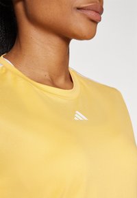 adidas Performance AEROREADY TRAIN ESSENTIALS  - Spordi T-särk - semi spark/white